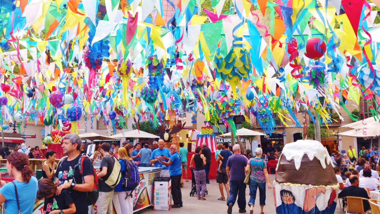 Gracia-Festival-2015 a group of people standing in front of a crowd