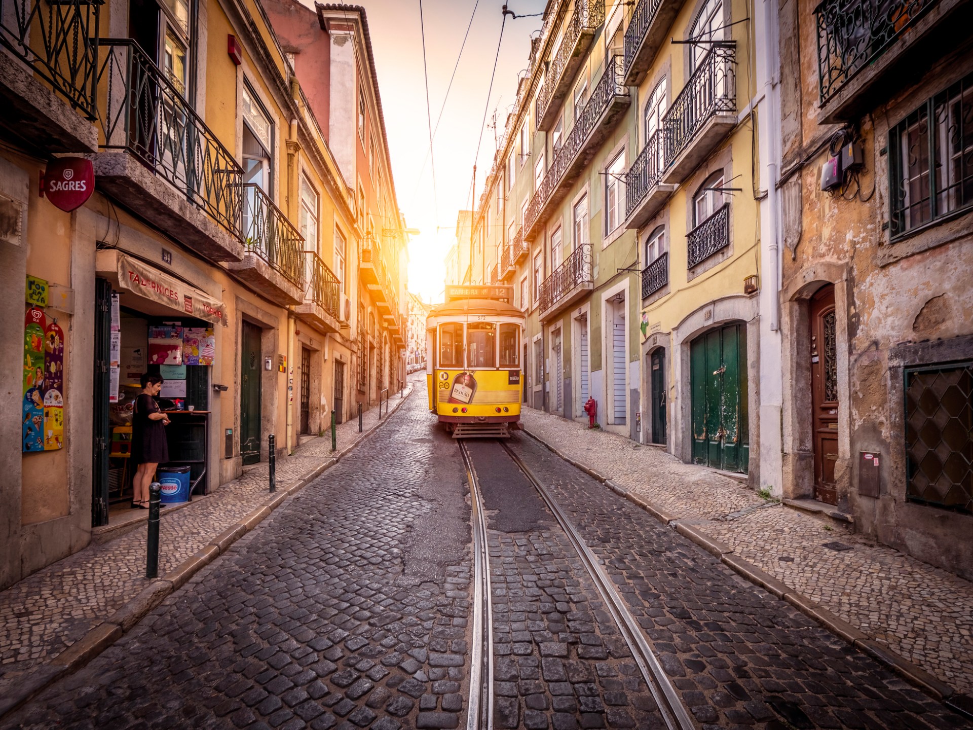 a narrow city street