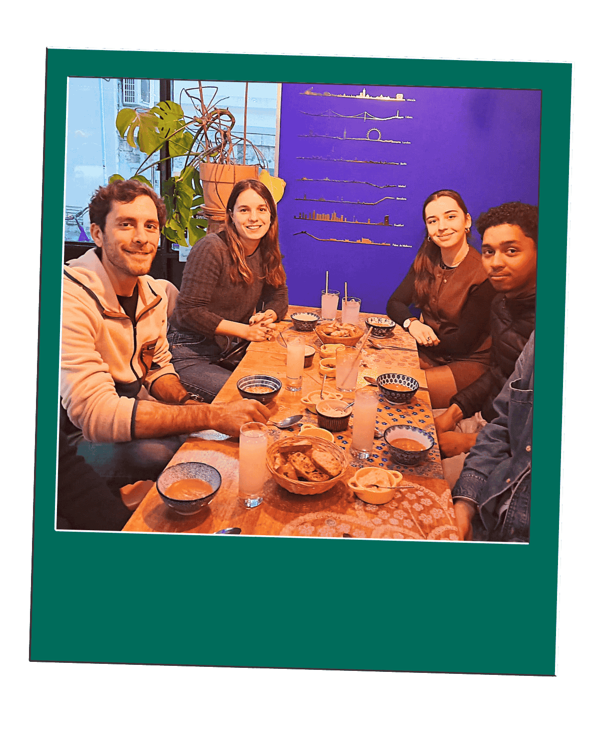 People enjoying aperitif at the Marseille Food Lover Apero Tour